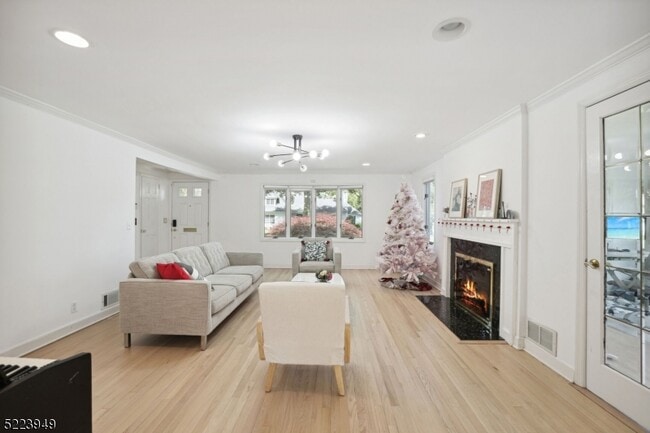Building Photo - 24 Thackeray Dr