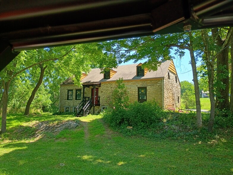 Building Photo - 2070 Old Kings Hwy