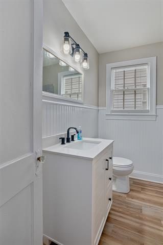 Building Photo - 653 College St