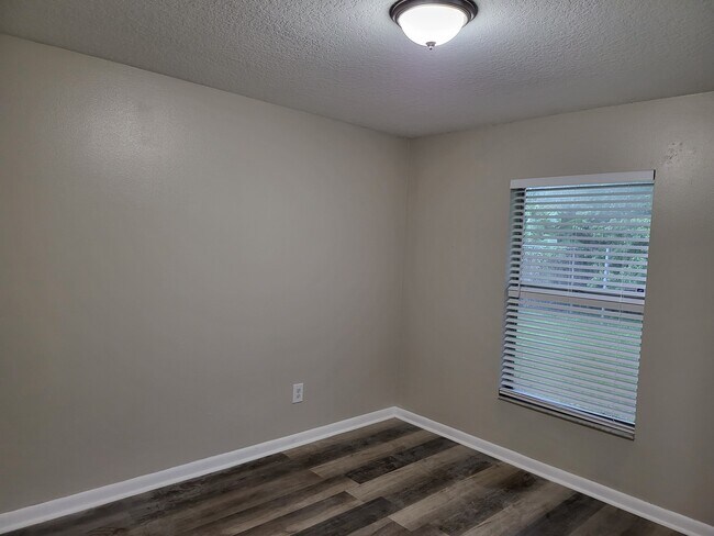 Building Photo - E9th