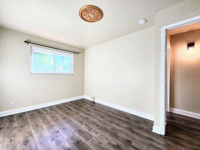 Building Photo - 2 Bedroom Townhome with Pool