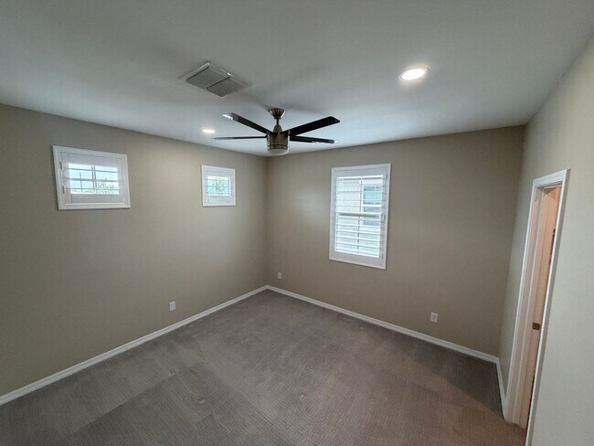 Building Photo - 1322 E Gemini Pl