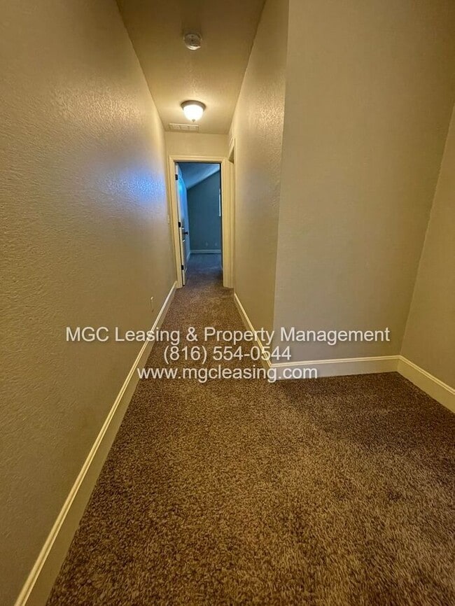 Building Photo - Eagle Creek Townhome - Unlock One Month Free with a May Move-In & 13-Month Lease