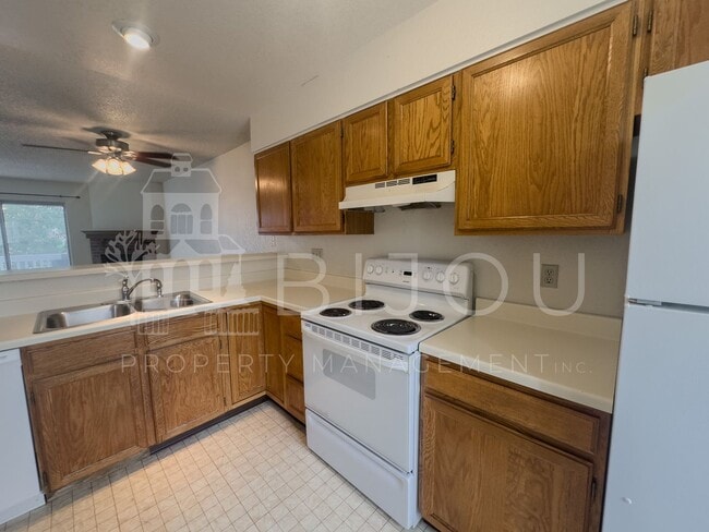 Building Photo - Gold Hill Townhome