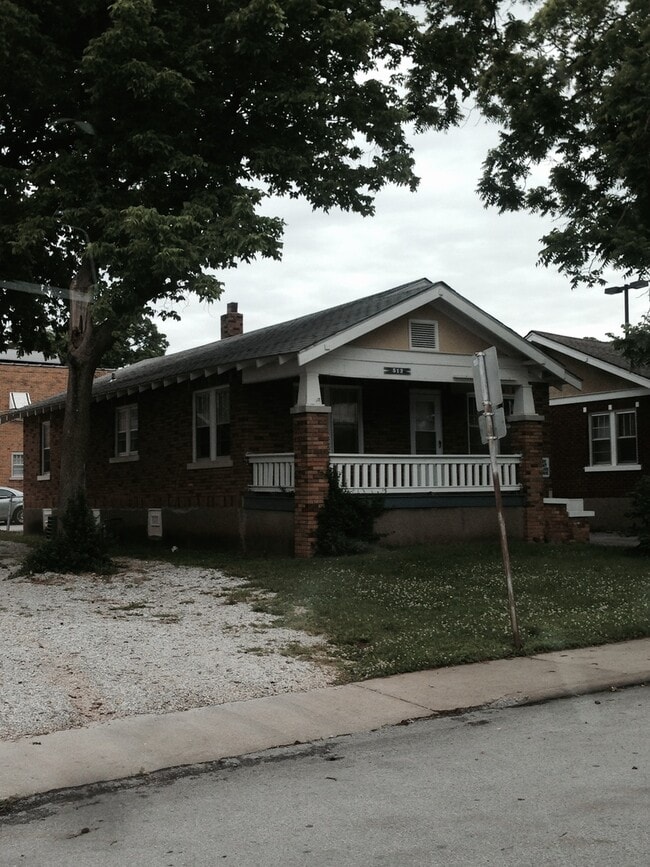 Primary Photo - 3 bed, 1 bath house just steps from Missou...