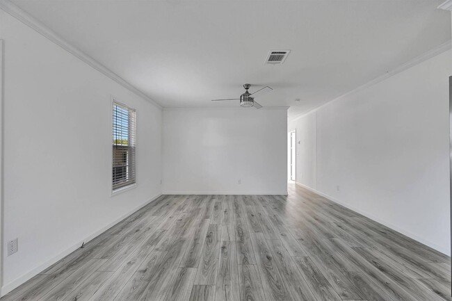 Building Photo - 2410 Skyview St
