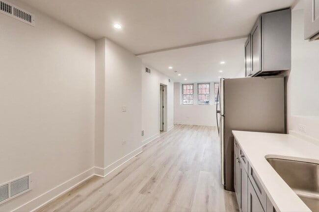 Building Photo - 1437 W Oakdale Ave