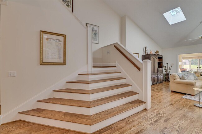 Building Photo - 108 White Willow Pl