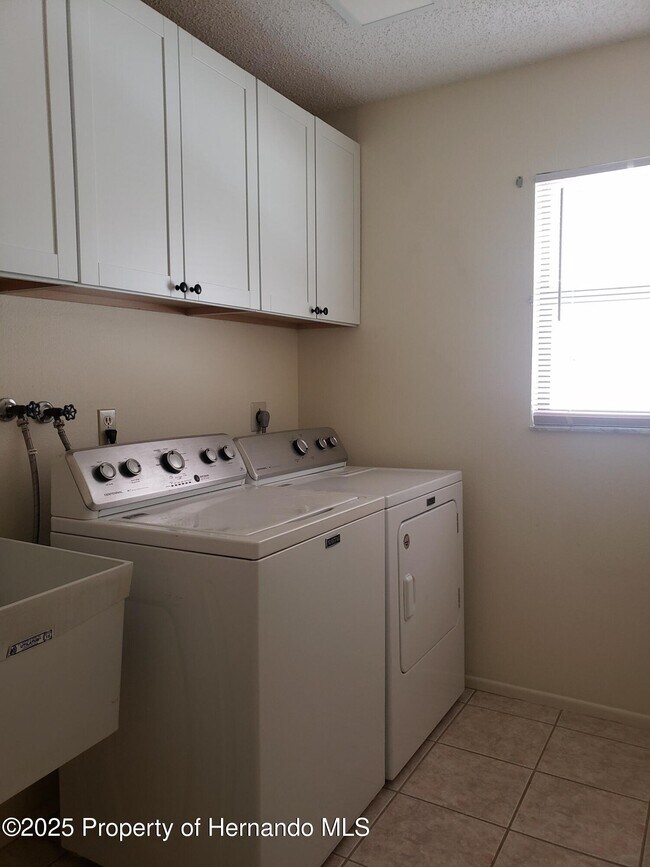 Building Photo - 7431 Flyway Dr
