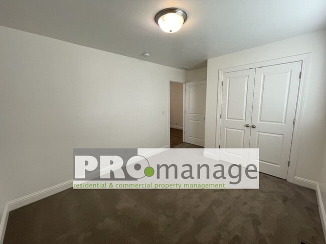 Building Photo - 3 Bed, 2 Bath Town Home w/ 2 Car Garage - Idaho Falls