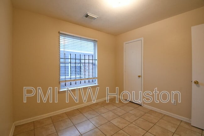 Building Photo - 8611 Texas Acorn Ave