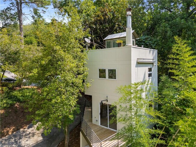 Building Photo - 335 Eureka Dr NE