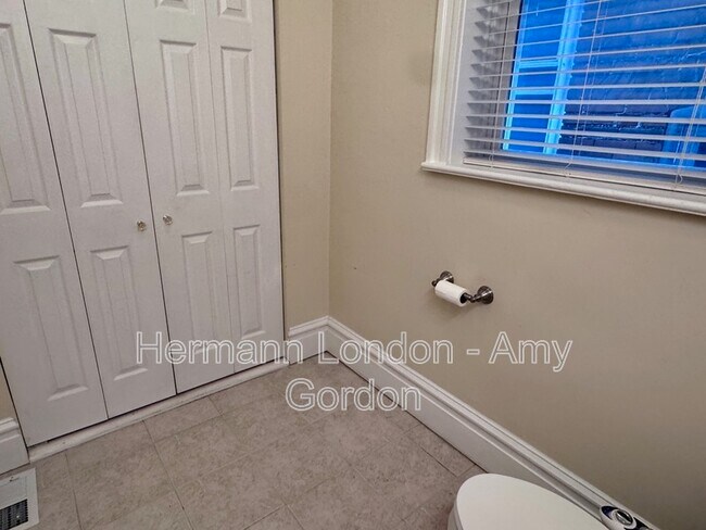 Building Photo - 2933 Victor St