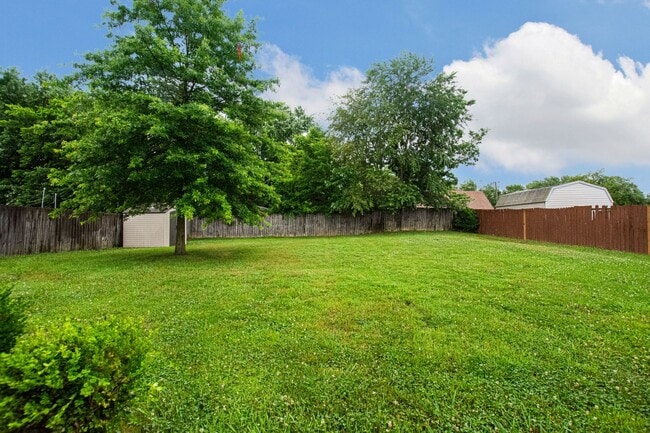 Building Photo - Pet Friendly Three Bedroom!