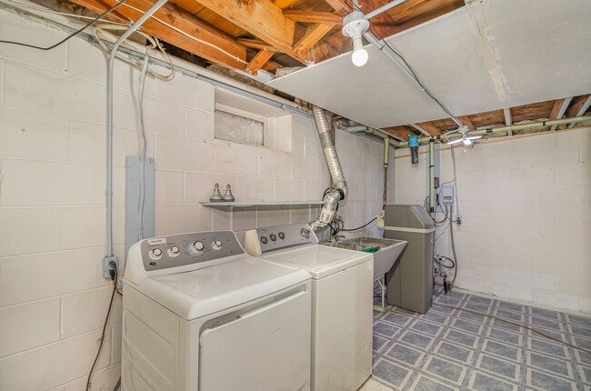 Building Photo - 2 Bed | 1 Bath Across From Coon Lake