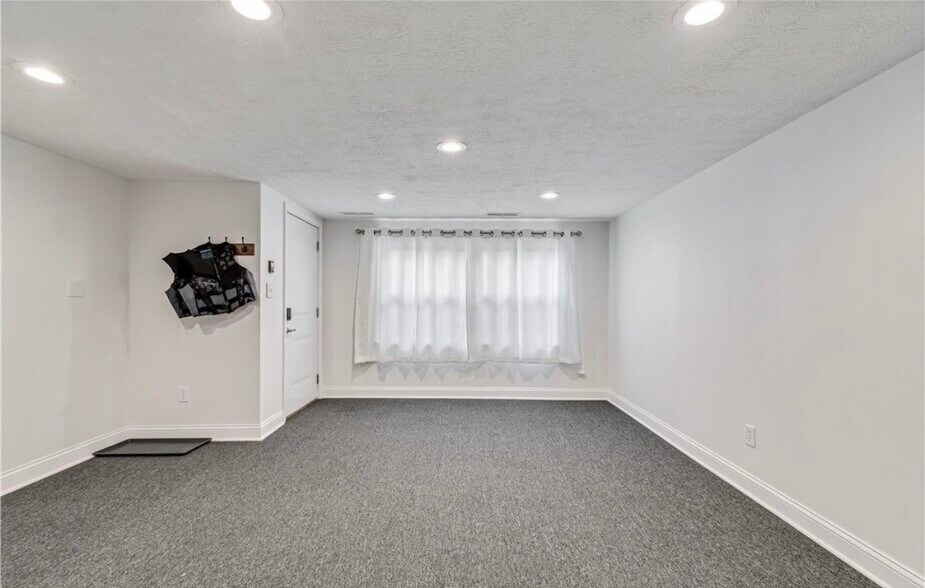 Building Photo - 3811 Edgepark Dr