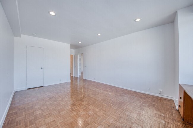 Building Photo - 320 Fort Duquesne Blvd