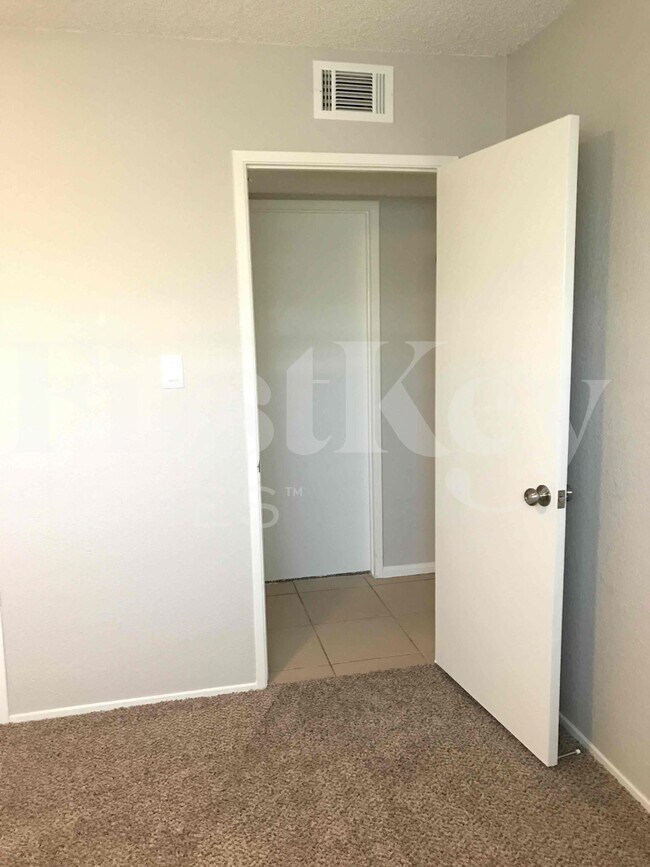 Building Photo - 1810 Renada Cir