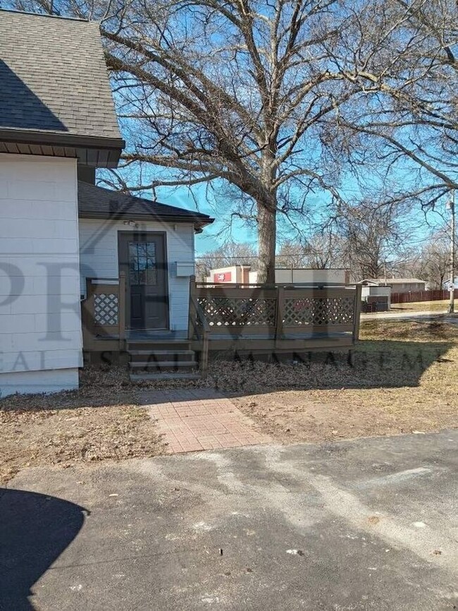 Building Photo - 304 E Monroe St Buckner MO 64016 - 4 bed/ ...