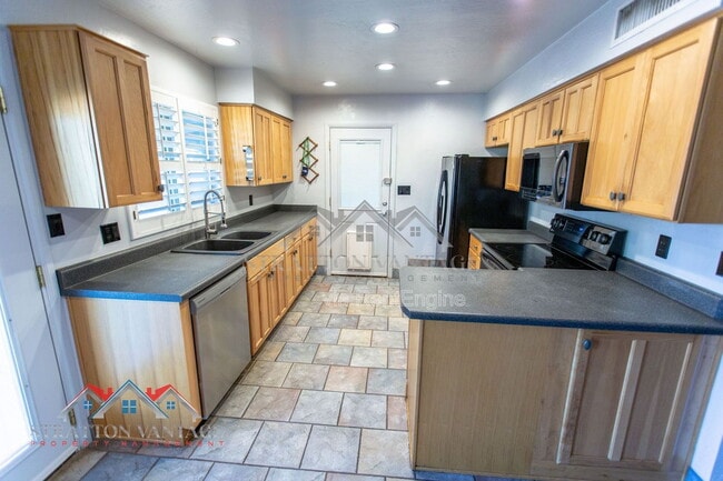 Building Photo - 1735 W Pampa Ave