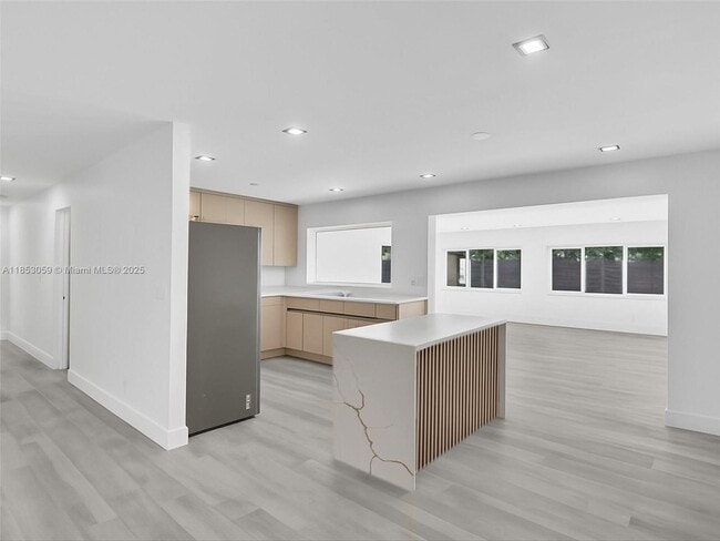 Building Photo - 2048 SW 37th Ave