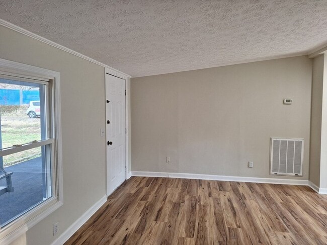 Building Photo - Country Living at its Best!!