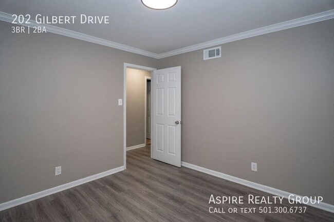 Building Photo - 202 Gilbert Dr