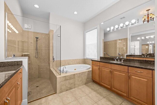 Building Photo - 844 SW Pebble Ln