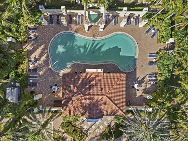 Building Photo - 4902 Vine Cliff Way E