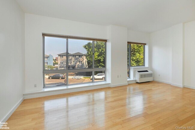Primary Photo - 3585 Greystone Ave