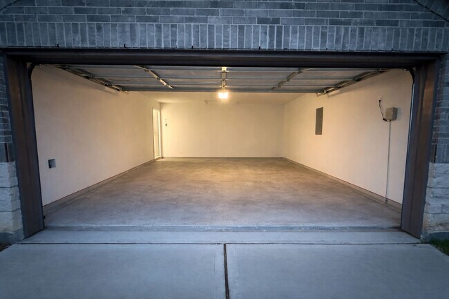 Building Photo - 5711 Vintage Oakmont Dr