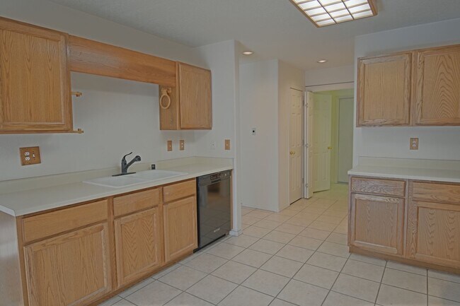 Building Photo - NE Heights Townhome Available For Move In