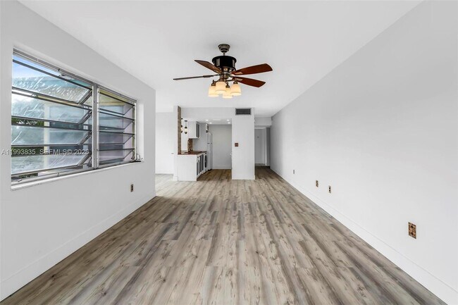 Building Photo - 285 NE 191st St