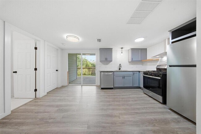 Building Photo - 5005 Cottonwood Cir