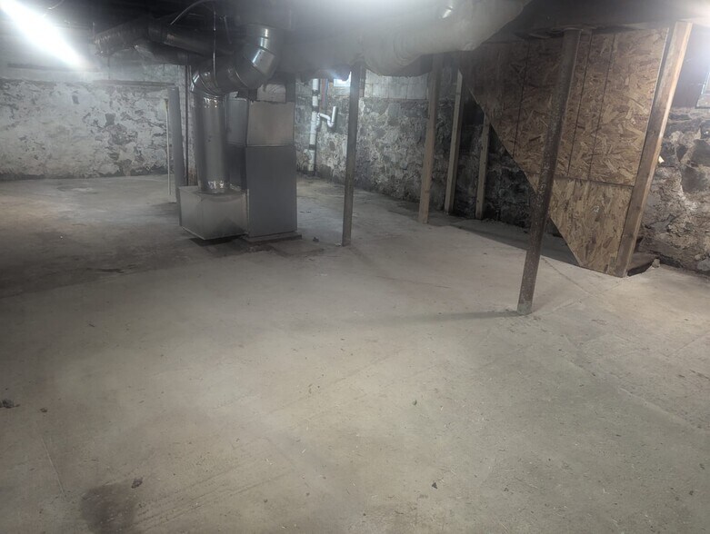 Building Photo - 48 Pond St