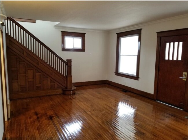 Beautiful Natural Woodwork! 3 Bedrooms 1... - Beautiful Natural Woodwork!  3 Bedrooms  1...