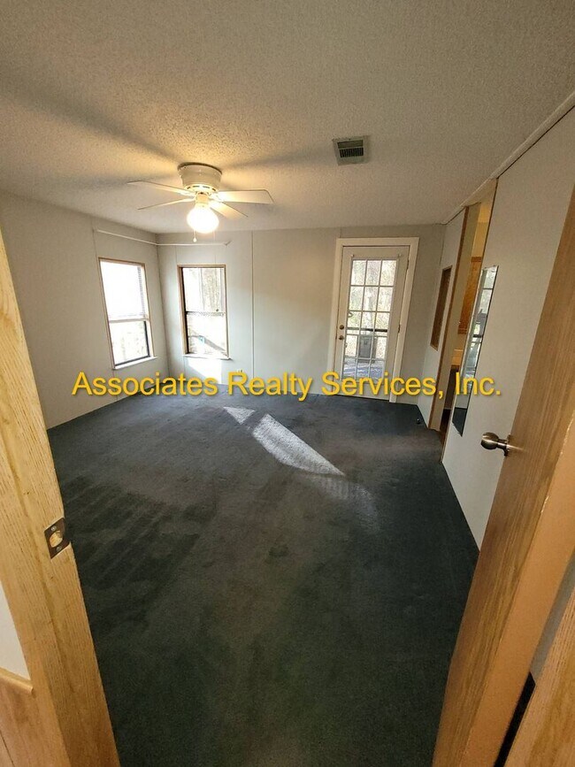 Building Photo - Cute Country Home on 2 acres!