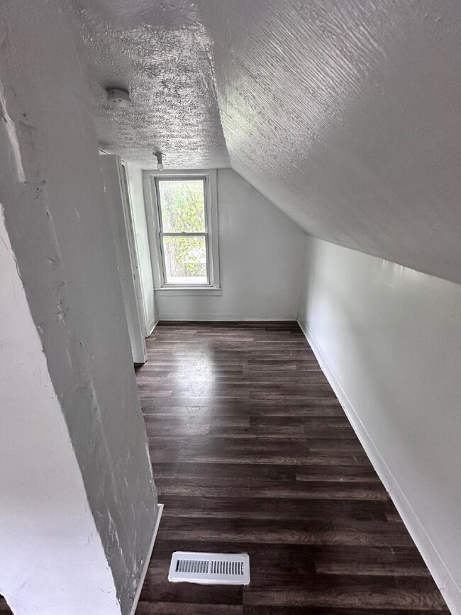Building Photo - 2 bedroom Home