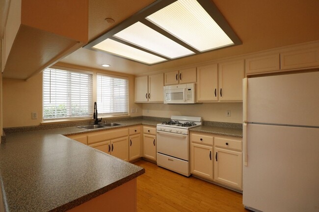 Building Photo - Lovely Cottonwood Glen Townhome