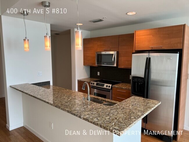 Building Photo - 400 4th Ave S