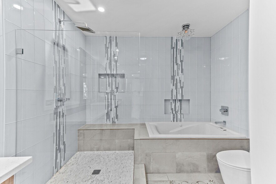 Building Photo - 4920 Tarzana Woods Dr