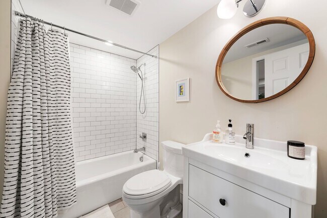 Building Photo - Modern Upgraded 4 Bed 3.5 Bath Home in SW ...