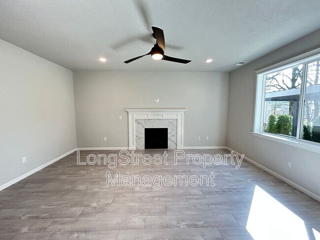 Building Photo - 7237 SE Berg Dr