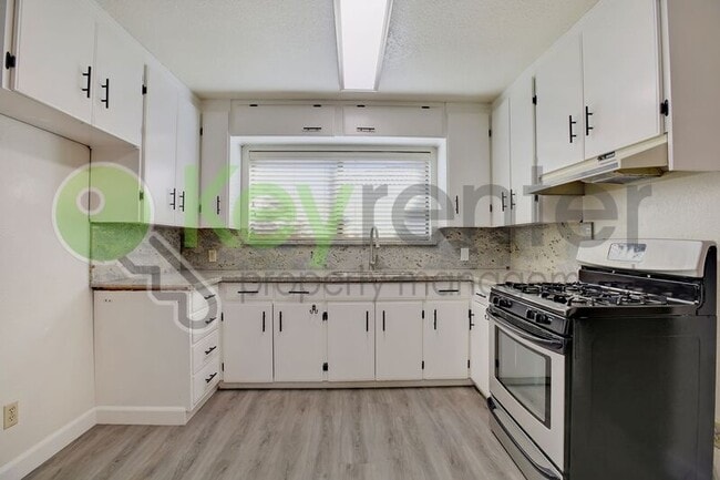 Building Photo - 809 N Hobson Ave