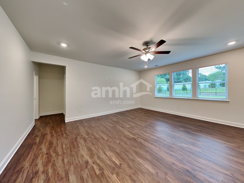 Building Photo - 719 Carnaby Ln