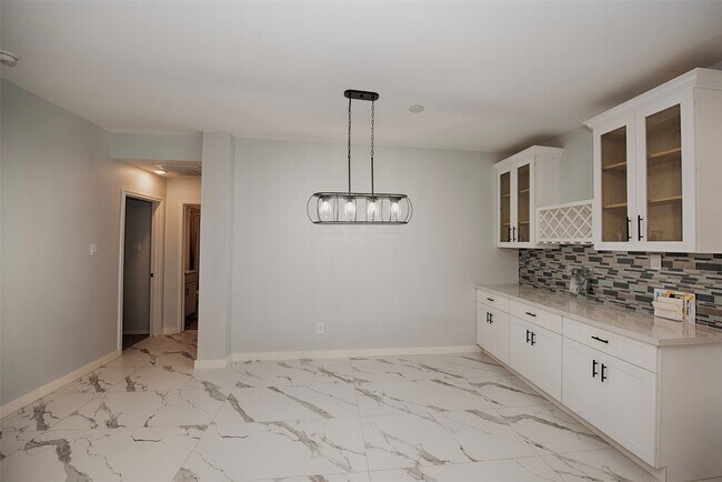 Building Photo - 15223 Mayflower St