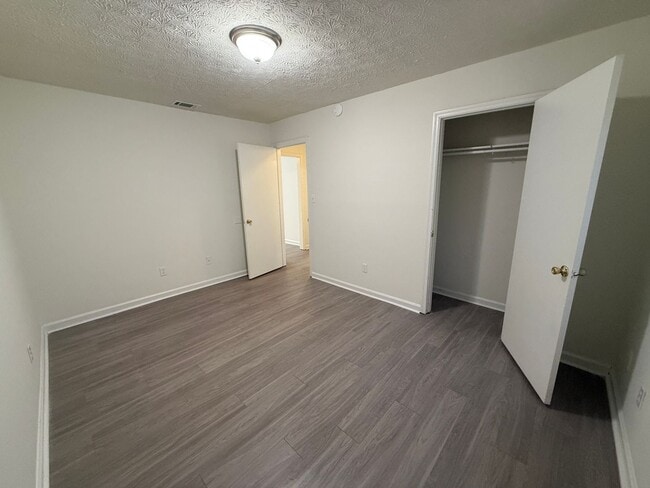 Building Photo - 116/118 Lake Dr