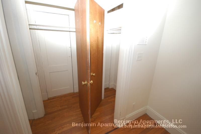 Building Photo - 235 Park Dr