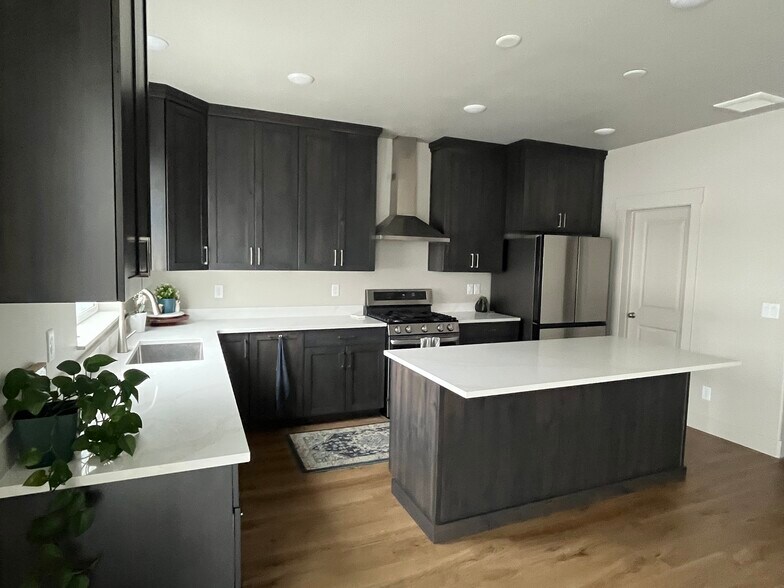 Building Photo - 548 Aspen Ave