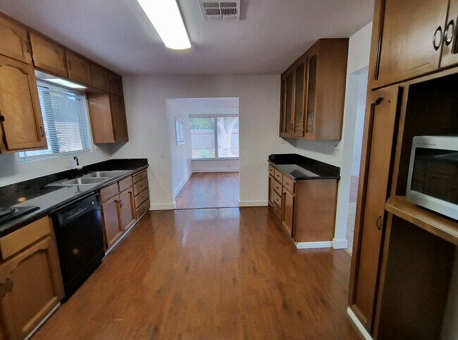 Building Photo - Darling Home on Darlene!